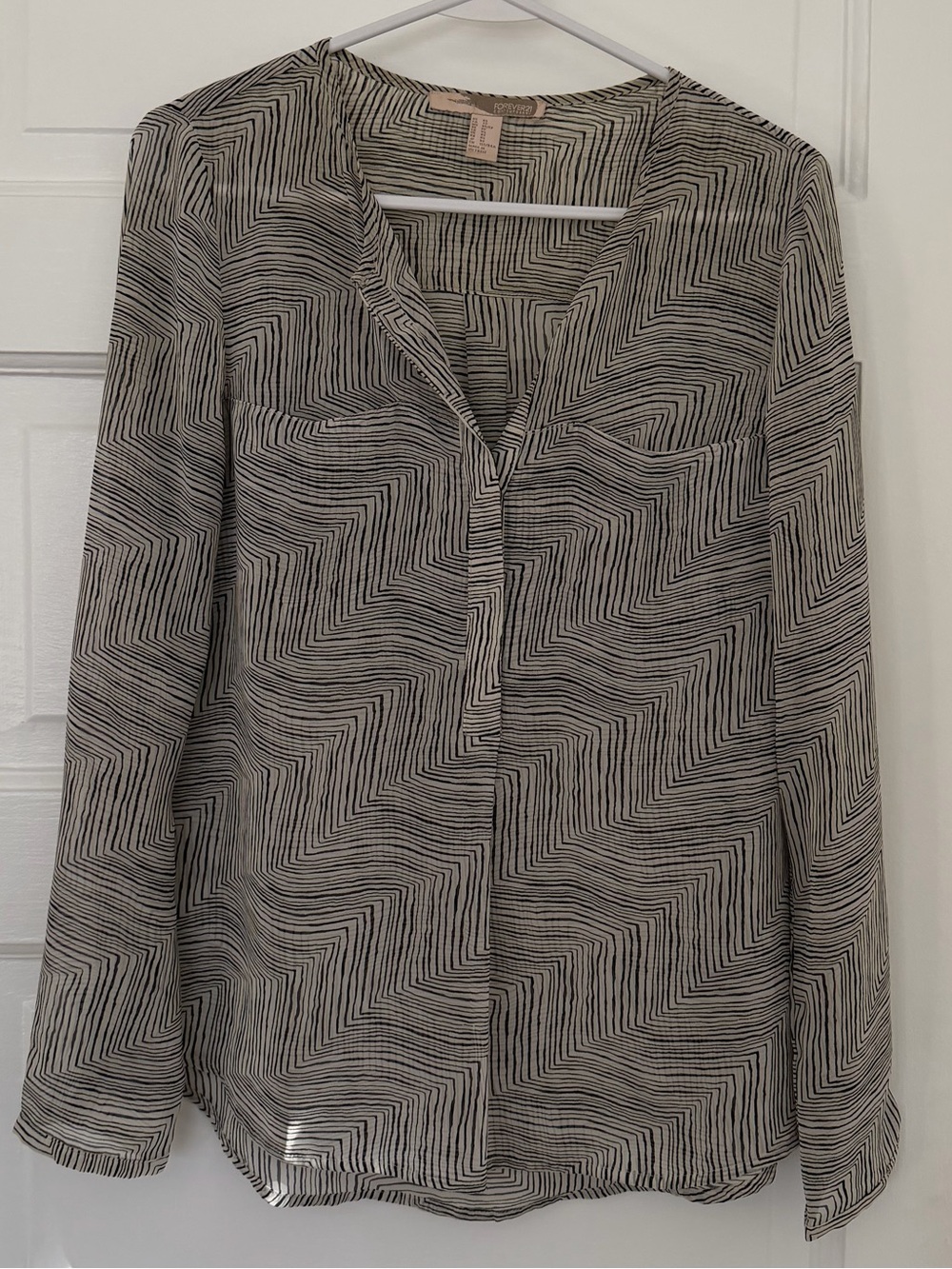 Forever 21 Black & White Geometric V-Neck Blouse